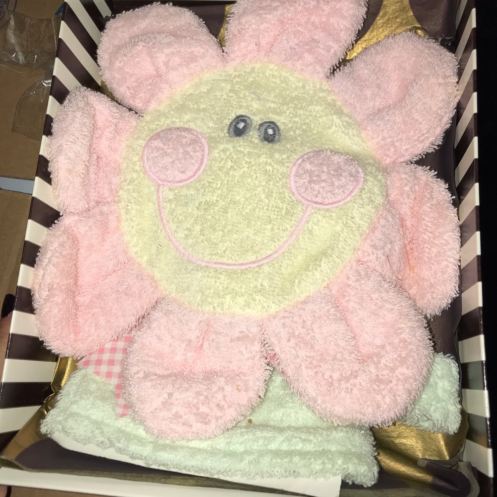 Henri Bendel Rare Puppet Smiley Flower Washcloth NWT